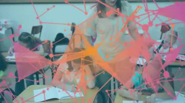 Öğretmen sınıfa giriyor ve yazma becerilerini geliştirmek için öğrenci kalem hareketine rehberlik ediyor. Eğitim, akıl hocalığı, ilham, öğrenme, eğitim, akademi, yetiştirme