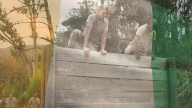 Üniformalı öğrenciler engelli eğitimine başlıyorlar ilk stajyer duvarlara tırmanıyor ve partnerin inmesine yardım ediyorlar. Eğitim, takım çalışması, dayanıklılık, fitness, disiplin, açık hava, dayanıklı