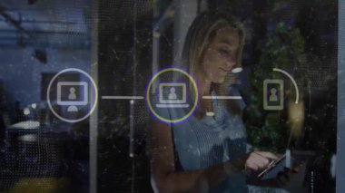 İş kadını tableti tıklatıyor, ofiste üç kullanıcı düğümü bağlayan ağ simgeleri başlatılıyor. Teknoloji, ağ, bağlantı, işbirliği, yenilik, dijital, modern