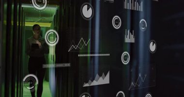 IT mühendisi tableti tarıyor, sunucu koridoruna giriyor ve hologram gramlarının ölçümlerini gösteriyor. Teknoloji, yenilik, fütüristik, analitik, veri, dijital, profesyonel