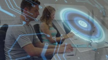 İş arkadaşları mavi devre çizgilerini veri görünümünü gösteren döner HUD ile yazıyorlar. Teknoloji, işbirliği, fütürizm, yenilik, dijital, çalışma alanı, arayüz