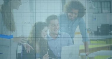 Dizüstü bilgisayarda yazı yazan ve iş dünyasının veri grafiklerini ateşleyen ofis arkadaşları şebekede yükseliyor ve düşüyor. İşbirliği, yenilik, analitik, takım çalışması, dijital, profesyonel, modern