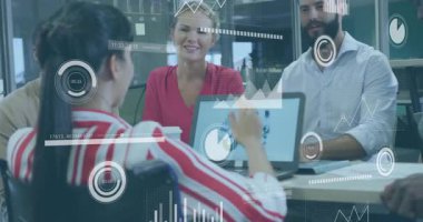 Animasyon çizelgelerini başlatırken iş toplantısına katılan sunucu dizüstü bilgisayara işaret ediyor. İşbirliği, veri, analitik, şirket, takım çalışması, modern, profesyonel