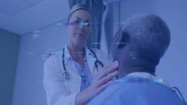 Doktor, hastanın göğsüne steteskop yerleştirerek holografik veri gösterimi analizi yapıyor. Tıbbi profesyonellik, fütüristik sağlık, dijital teşhis, klinik teknoloji, hasta bakımı, yenilik, sağlık izleme