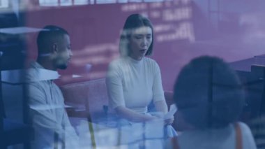 İş kadını belgeleri okuyor ve cam duvarda ilerleyen kod yansımaları olarak noktaların altını çiziyor. İşbirliği, profesyonellik, şirket, iletişim, takım çalışması, minimalizm, teknoloji