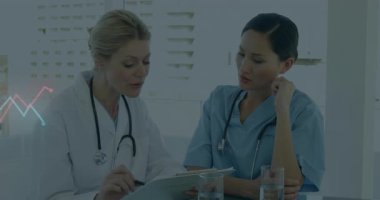 Kıdemli doktor panoyu dik tutuyor, çizelgeyi gözden geçiriyor ve EKG kaplamasında hemşireye rehberlik ediyor. Tıbbi ekip çalışması, sağlık uzmanları, klinik işbirliği, teşhis analizi, hastane ortamı, profesyonel iletişim, tıbbi veri