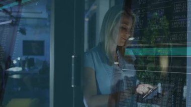 Bilgi işleme tableti, cam kod üzerinde şifreleme başlatarak güvenlik için dalga formuna geçiyor. Siber güvenlik, şifreleme, fütüristik, teknoloji, çalışma alanı, dijital, yenilik