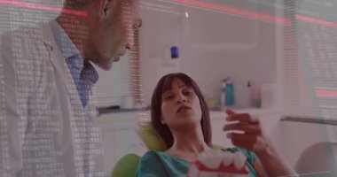 Hasta küf, dişçi eğilimi, kırmızı tarama çizgileri ve planlama için kod örtüsü gösteriyor. Sağlık, dişçilik, teknoloji, dijital, danışma, yenilik, modern