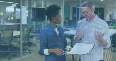 Erkek iş arkadaşı, iş projesini parmaklarının etrafında mavi verilerle açıklıyor. İşbirliği, takım çalışması, profesyonel, modern, teknoloji, veri, iletişim