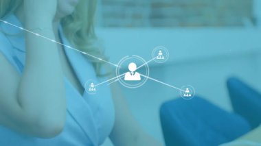 Teknoloji ağı gelişimini gösteren animasyon düğümleri yaparken kadın akıllı telefonu kulağına kaldırıyor ve müşteriyi arıyor. Profesyonel, bağlantı, iletişim, dijital, ağ, işbirliği, çalışma alanı