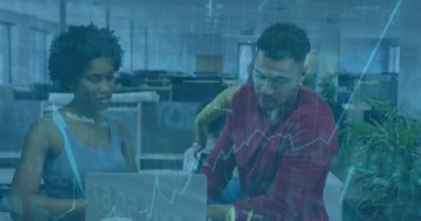 Dizüstü bilgisayarda yazan kadın çizelgeyi hazırlıyor ve erkek yükselen pazar eğilimlerini animasyon grafikleriyle analiz ediyor. İşbirliği, takım çalışması, veri görselleştirme, modern ofis, dijital analiz, iş stratejisi, profesyonel çevre