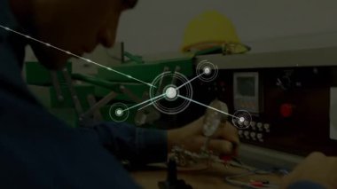 Teknisyen, ölçü ayarı paneline girip kabloyu teknoloji grafikleriyle fişe takıyor. Sanayi, izleme, kesinlik, mühendislik, bağlantı, enstrümantasyon, otomasyon