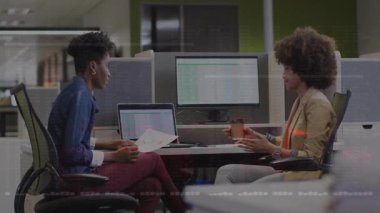 Rapor gözden geçirilmesi, iş arkadaşlarının iş verilerini laptopta ve toplantıda üst üste sıralamalarını tetikliyor. İşbirliği, takım çalışması, modern, analitik, profesyonel, veri, iletişim