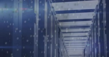 İkili rakamların ortaya çıkması, sunucu koridorunda ilerleyen kamerayı tetiklediğinde veri akışını görselleştirir. Teknoloji, siber güvenlik, dijital, fütüristik, ağ, bilgi, sanayi