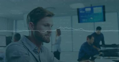 Gelen çağrıları yazan ve dalga şeklini izlerken cep telefonunu alan bir adam. Şirket, işbirliği, teknoloji, iletişim, üretkenlik, modern, profesyonel