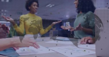 İş adamları çizelgeleri düzenliyor, jestler yapıp el ele tutuşarak birliği simgeliyor. İşbirliği, takım çalışması, çeşitlilik, iletişim, profesyonellik, motivasyon, liderlik