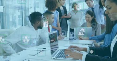 Sunucu, dizüstü bilgisayarlarda takım olarak görünen simgelerden sonra sürdürülebilir iş ölçümlerini açıklıyor. Şirket, işbirliği, yenilik, veri, dijital, profesyonel, temiz