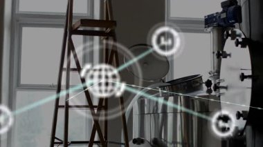 Bira teknisyeni, tank sensöründeki tableti düzenliyor. Ağ simgelerini gözden geçirmek için merdivene tırmanıyor. Teknoloji, yenilik, endüstriyel, dijital, ağ, analitik, modernizasyon