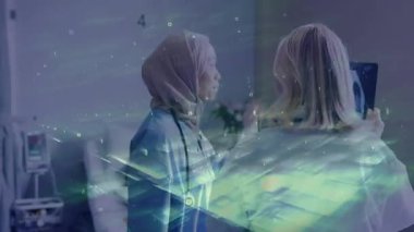 Sarışın doktor tablet ve kafiyeli doktor kullanıyor. Yapay zeka kılavuz tanısıyla röntgenleri inceliyor. Tıbbi, tanı, sağlık, dijital, profesyonel, işbirliği, bilimsel