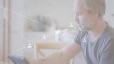 Tablet okutma işlemi, büyüyen ağ örtüsüne bağlanan animasyon teknolojisi simgelerine neden oluyor. Teknoloji, bağlantı, dijital, ağ, iletişim, yenilik, dokunmatik ekran