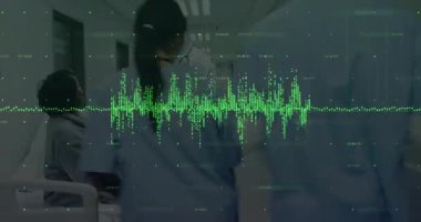 Hemşire kaydırma telefonu koğuş doktorunda dalga formuna neden oluyor. Hasta bakıcı tablete giriyor. Sağlık, takım çalışması, iletişim, sağlık, tanı, profesyonel, dijital