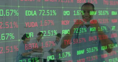 Erkek doktor telefon tutuyor ve mali veriler sağlık toplantısı sırasında güncelleme yaparken gülümsüyor. Tıbbi, işbirliği, analitik, teşhis, takım çalışması, profesyonel, teknoloji