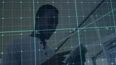 Adam tableti birbiri ardına kaldırıyor, gövdeyi tarıyor, iki kez tıklatıyor ve verileri sıralamaya çalışıyor. Teknoloji, yenilik, dijital, arayüz, dokunmatik ekran, veri, analiz