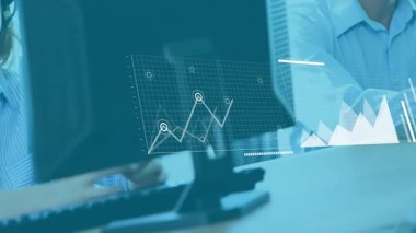 Erkek operatör, iş verilerini analiz ederken fare tıklayarak bar tablosunu ve haritasını güncelliyor. İşbirlikçi, analitik, dijital, profesyonel, modern, hassasiyet, çalışma istasyonu