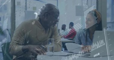 İşteki dizüstü bilgisayarına işaret eden yazılı rapor, danışman inceleme ve rehberlik analisti alınıyor. İşbirliği, akıl hocalığı, veri analizi, profesyonel, takım çalışması, modern ofis, iletişim