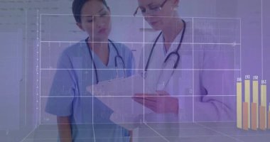 Tıbbi ekip panoyu işaret ederek ızgarayı başlatıyor. Ölçümlerin arttığını gösteren güncelleme çubuğu çizelgelerini yükleyin. Profesyonel, analitik, dijital, sağlık, işbirliği, fütüristik, görselleştirme