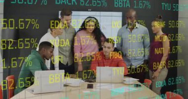 Analizci dizüstü bilgisayarın açılması ekipler ölçümleri incelerken finansal saatlerin güncellenmesine neden oluyor. Şirket, takım çalışması, analitik, dijital, işbirliği, modern, gösterge paneli