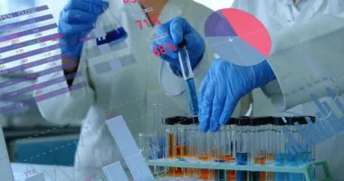 Bilim insanları araştırma için örnekleri karşılaştırmak için üzerinde pipet bulunan tüplerden mavi çiziyorlar. Araştırma, yenilik, kesinlik, işbirliği, analitik, bilim, teknoloji