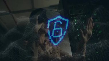 Sunucuda el kol hareketi yapan orta yaşlı bir kadın teknoloji kalkanı çalıştırıyor ve asma kilide parmaklarını sokuyor. Siber güvenlik, büyütme, dijital arayüz, teknoloji, yenilik, gelişmiş izleme