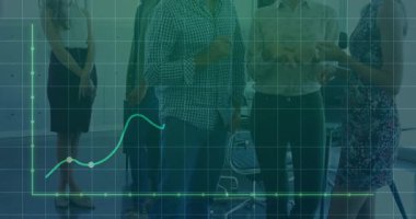 Beş kişilik ekip iş eğilimlerini analiz ediyor. Yeşil veri hattı görünüyor ve şebekede ilerliyor. İşbirliği, takım çalışması, yenilik, analitik, veri görselleştirme, kurumsal, modern