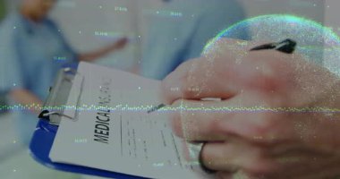 Erkek doktor sigorta formunu dolduruyor, hemşire damar yolunu ayarlıyor, hastayı çevreleyen dijital kaplama cihazı var. Tıbbi, sağlık, profesyonellik, yenilik, teşhis, hasta bakımı, dijital