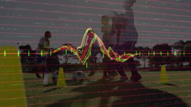 Koç öğrencilere külahlarda top sürmelerini ve zıplarken titreşen dalgalarla spor yapmalarını işaret ediyor. Atletik, antrenman, spor, spor, spor, açık hava, takım çalışması, enerjik