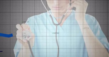 Doktor steteskop kulaklıklarını yerleştiriyor. Çizgi çizelgeleri atarken şeffaf şebekelerden dinliyor. Tıbbi teknoloji, dijital sağlık, görselleştirme, yenilik, teşhis, analiz, veri güdümlü