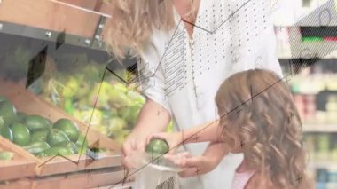 Anne kutulardaki avokadoları tarıyor, olgunluğu kontrol ediyor, kız markette meyve topluyor. Aile, alışveriş, tazelik, çiftlikten sofraya, doğal, işbirliği, canlı