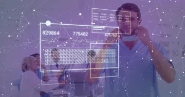 Sağlık analizi sırasında danışmanlık maskesini ayarlayan ve ağ örtülü panelleri izleyen bir doktor. Tıbbi ekip, işbirliği, dijital arayüz, sağlık, veri görselleştirme, teşhis araçları, profesyonel