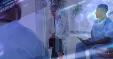 Kıdemli doktor, inceleme için holografik çizelgeler hazırlayan meslektaşları tarafından yapılan bir tartışma başlattı. Tıbbi ekip, işbirliği, klinik, tanı, teknoloji, sağlık, profesyonel