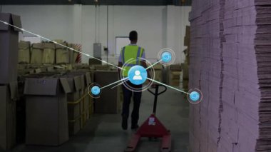 Erkek depo çalışanı Red Pallet 'i çıkışa doğru itiyor, dijital ağ görselleştirmesini başlatıyor. Sanayi, lojistik, bağlantı, depo, otomasyon, tedarik zinciri, veri görselleştirme