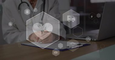 Sağlık çalışanı pano yerleştiriyor, klinikteki hasta verilerini titreşimli tıbbi simgelerle belgeliyor. Tıbbi, dokümantasyon, profesyonel, klinik, tanı, sağlık, iletişim