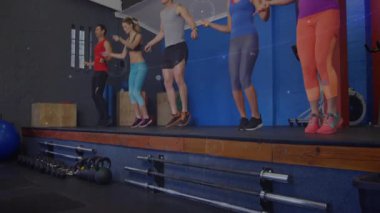 Fitness grubu sıçrama halatlarını ileri ve geri döndürüyor, takip hatlarıyla sabit sıçramalar başlatıyor. Grup, takım arkadaşları, dayanıklılık, koordinasyon, kardiyo, çeviklik, vücut