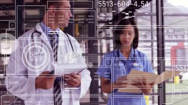 Analiz için dosya çeviren hemşirenin üzerine, koridordaki güncellemeler sırasında doktor klasörü eğiyor. Tıbbi, işbirliği, teknoloji, sağlık, yenilik, profesyonel, teşhis