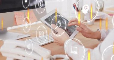 Eğitim analitiğini gösteren simgeler yüzerken ofis kadını tableti kaldırıyor ve ekranı tıkırdatıyor. Teknoloji, yenilik, dijital, iş, iletişim, modern arayüz