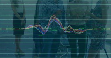 Tablet verilerini analiz ederken iş lobisinde çok renkli grafikleri gözlemleyen beş meslektaşım var. İşbirliği, takım çalışması, analiz, yenilik, modern, profesyonel, veri görselleştirme