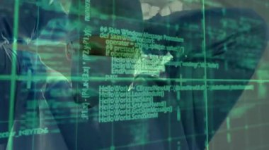 Cerrah ameliyathanede kod kaydırmaya tepki veriyor, kapağı ayarlıyor ve maskeyi takıyor, yeşil şebeke yoğunlaşıyor. Tıbbi, teknoloji, fütüristik, sağlık, yenilik, hassasiyet, dijital