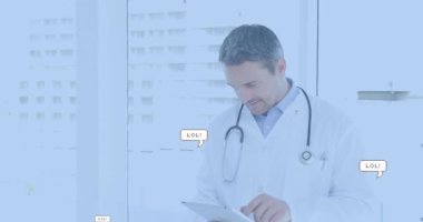 Erkek doktor tableti pencere pencere kaydırıyor. Gülümsemeden önce etrafında LOL kabarcıklarının çoğalmasına neden oluyor. Tıbbi profesyonel, teknoloji, dijital iletişim, yenilik, sağlık, modern, ifade