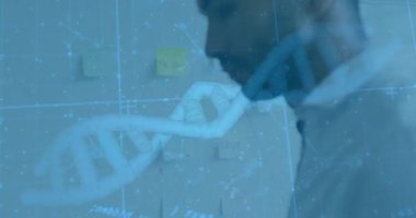 Kadın çalışmak için otururken DNA sarmalları görünüp yer değiştiriyor. Yenilik, işbirliği, strateji, araştırma, modern, profesyonel, takım çalışması