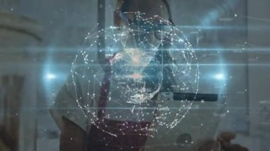 Ev aşçısı tableti mutfakta eğip, titreşim verileriyle holografik küreyi analiz ediyor. Gelecekçi, yenilikçi, bağlantı, teknoloji, dijital, arayüz, modern